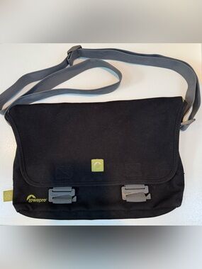 Lowepro travel small messenger crossbody bag GUC